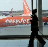 Bruselas expedienta a España por las multas a las aerolíneas que cobran el equipaje de mano