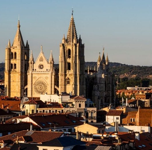 Esta es la ciudad española que tienes que visitar en otoño: tiene una catedral preciosa y mucho ambiente