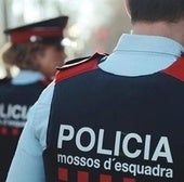 Dos agentes de los Mossos d'esquadra.