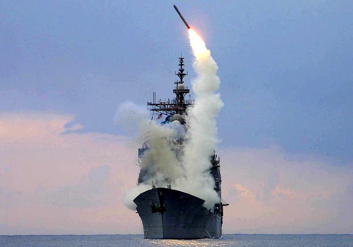 Un misil de ataque Tomahawk es lanzado desde una nave estadounidense.
