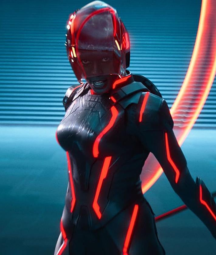 Imagen secundaria 2 - Arriba, Gillian Anderson y Evan Peters; debajo, Arturo Castro como Seth Flores y Greta Lee como Eva Kim, y Jodie Turner-Smith, como Athena.