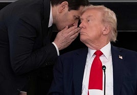 Momento en el que Marcos Rubio susurra al Donald Trump que el acuerdo es inminente y que debe anunciarlo