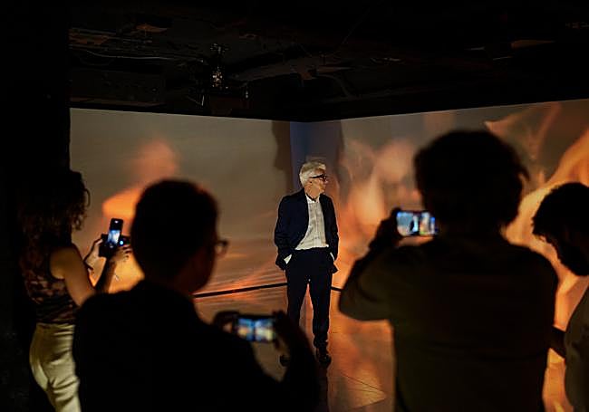 Follett en mitad de la exposición inmersiva