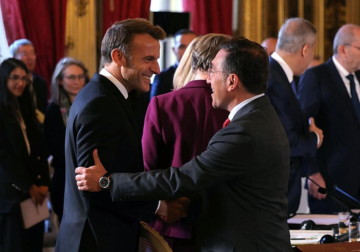 José Manuel Albares saluda este miércoles a Emmanuel Macron durante la cumbre de París.