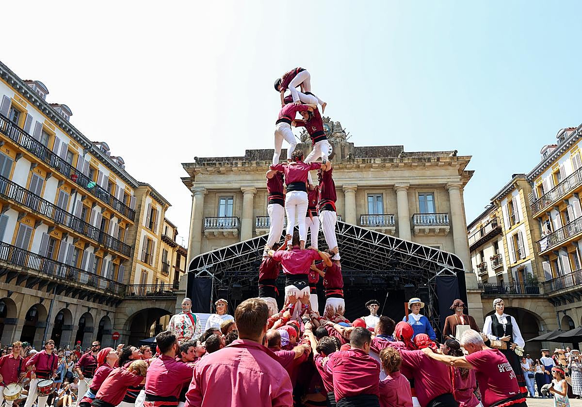 Castelleres en fiestas de Semana Grande.
