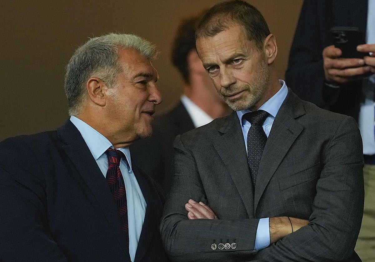 Joan Laporta se dirige a Aleksander Ceferin la pasada semana durante el Barça-PSG de la Liga de Campeones.