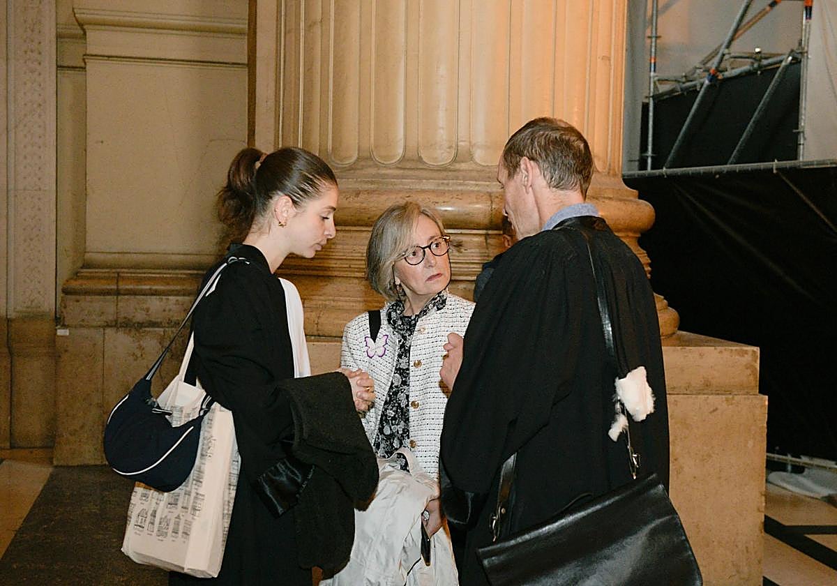 La madre de Teresa, Blanca Llamazares, habla con sus abogados antes de entrar en la sala del juicio.