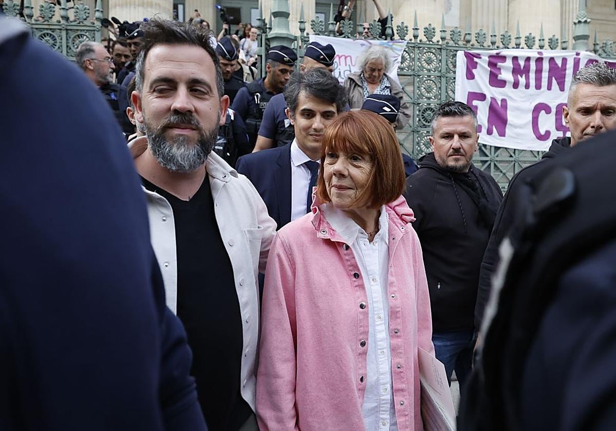 Gisèle Pelicot, con uno de sus hijos a la salida del tribunal.