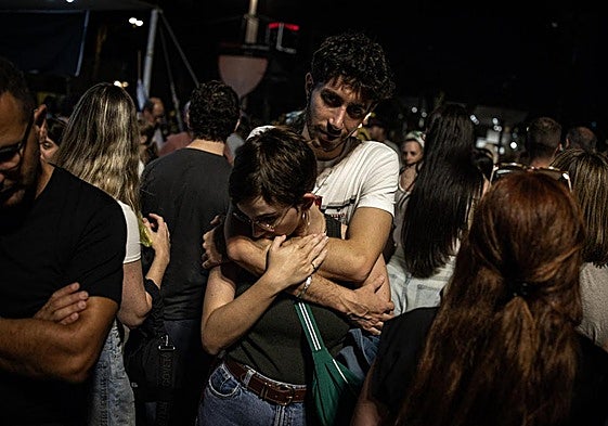Una pareja se abraza en la Plaza de los Rehenes de Tel Aviv.