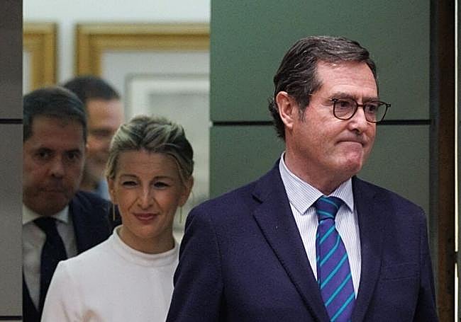 Antonio Garamendi, presidente de la CEOE, caminando junto a Yolanda Díaz.