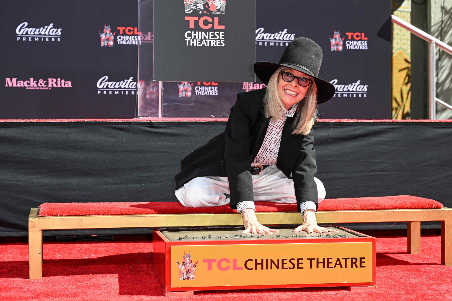 Diane Keaton deja sus manos en el cemento del Teatro Chino de Nueva York (2022)