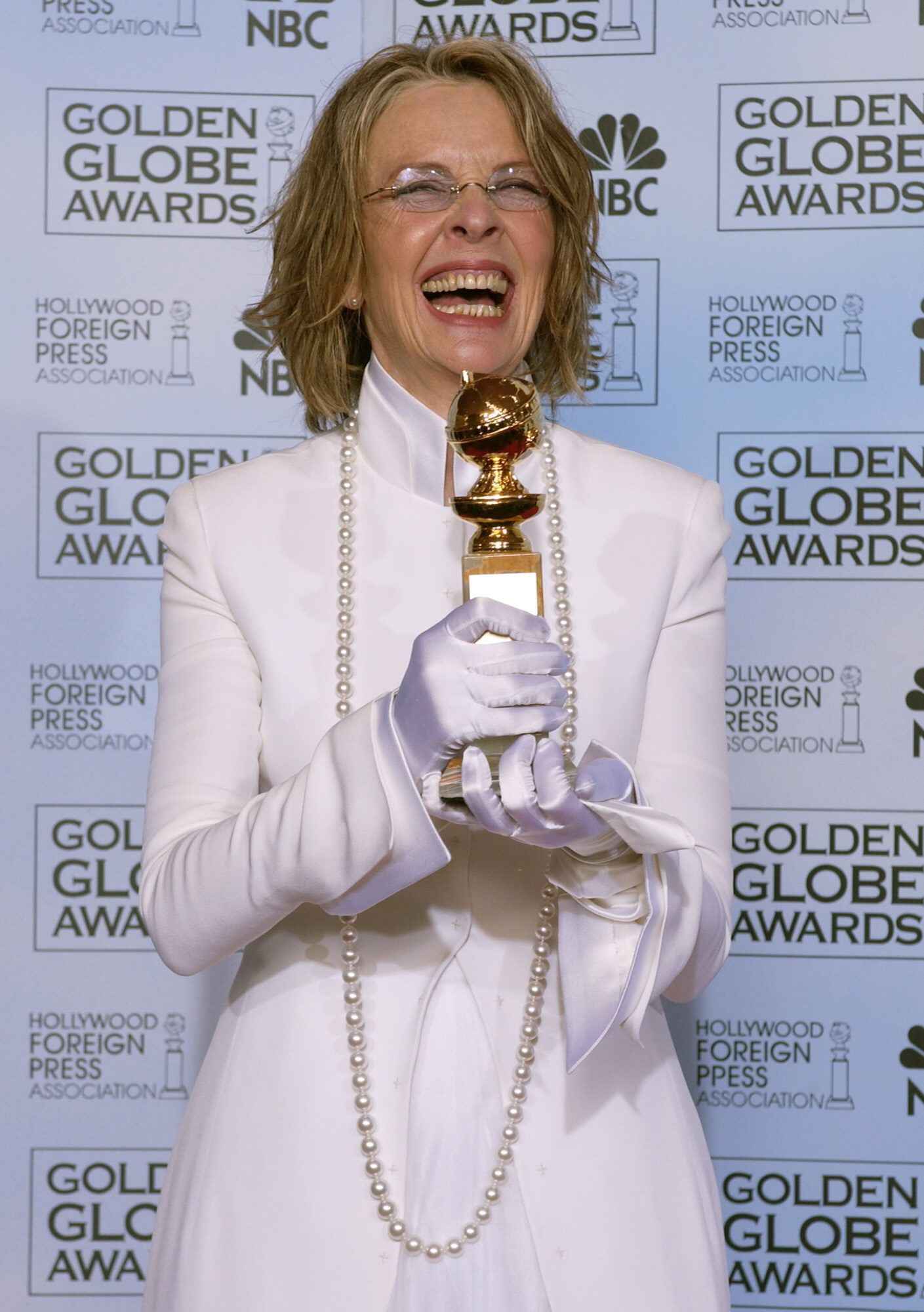 Diane Keaton posa con el premio que ganó a mejor actriz en un musical o comedia por su trabajo en 'Alguien tiene que ceder' (2004)