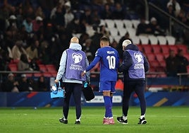 Kylian Mbappé se retiró del Francia-Azerbaiyán tras recibir un golpe en el tobillo.