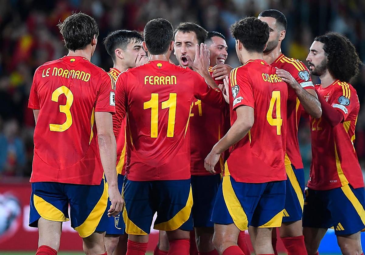 Los jugadores de España celebran el gol de Oyarzabal.