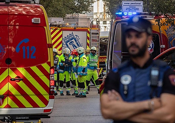 Un incendio en un edificio obliga a cortar la Gran Vía de Madrid