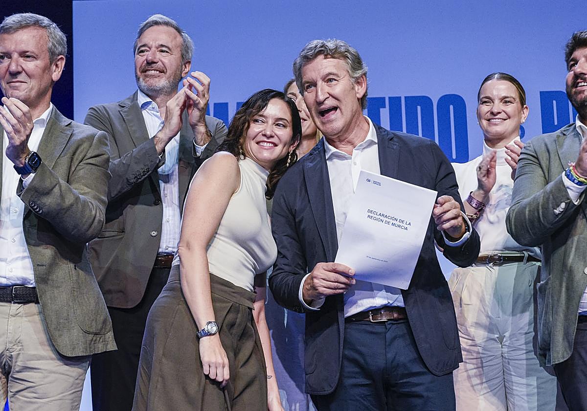 Feijóo junto a Ayuso durante la clausura del acto de presentación de la 'Declaración de la Región de Murcia'.