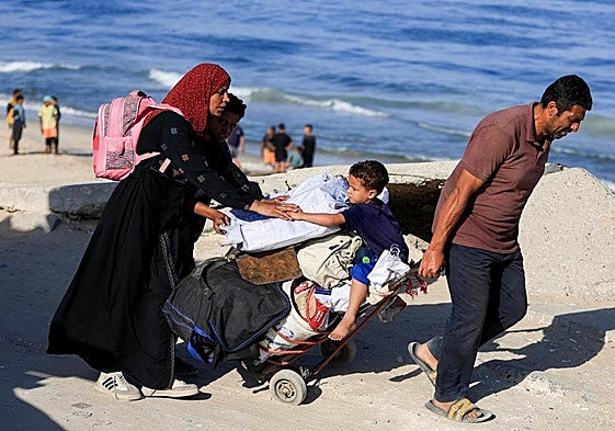 Muchas familias han comenzado a regresar a lo poco que queda de sus hogares con las escasas pertenencias que aún obran en su poder.