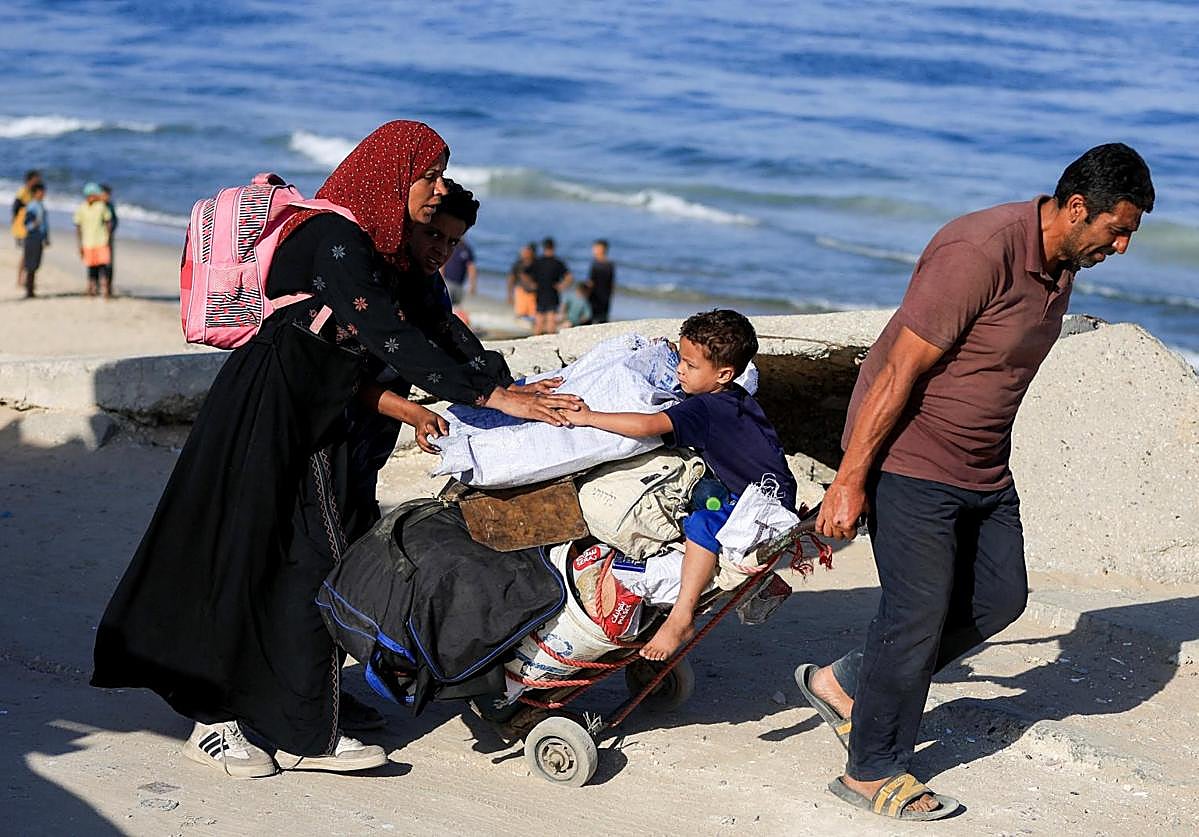 Muchas familias han comenzado a regresar a lo poco que queda de sus hogares con las escasas pertenencias que aún obran en su poder.