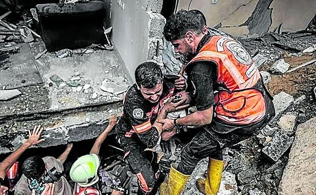 Rescate de un bebé en un edificio colapsado.