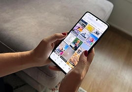 Una joven observa los contenidos de una red social.