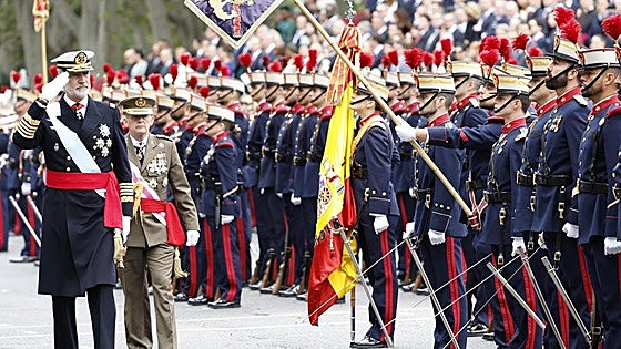 Las nubes limitan el paso aéreo de un desfile militar del 12-O con pitidos aislados a Sánchez