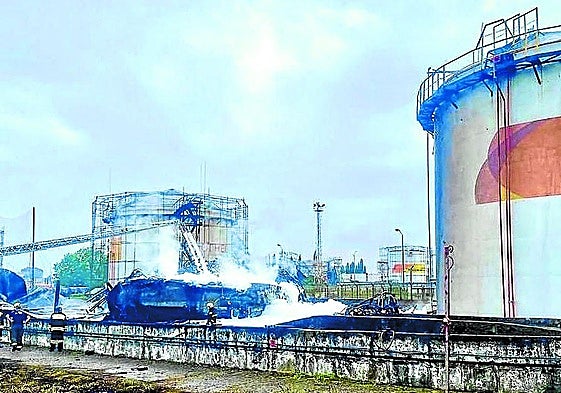 Bomberos rusos apagan el fuego en una refinería de Sochi tras un ataque con drones.