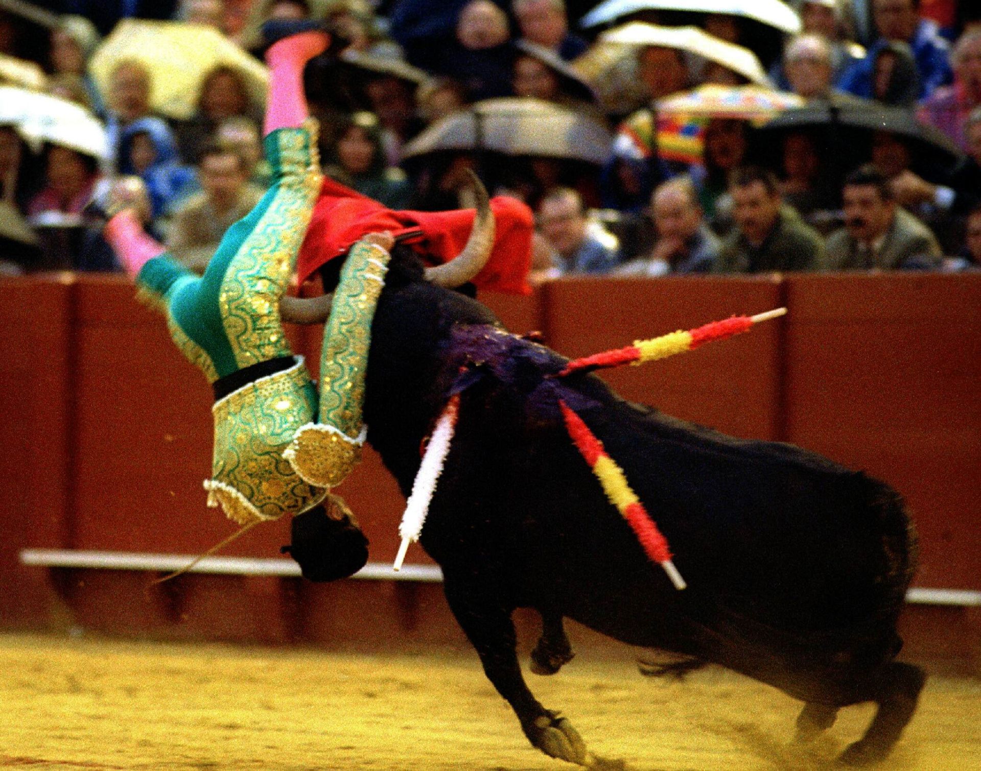 El diestro Juan Antonio Morante es corneado de gravedad en el último toro de la corrida de Feria de Abril de Sevilla del 2000..