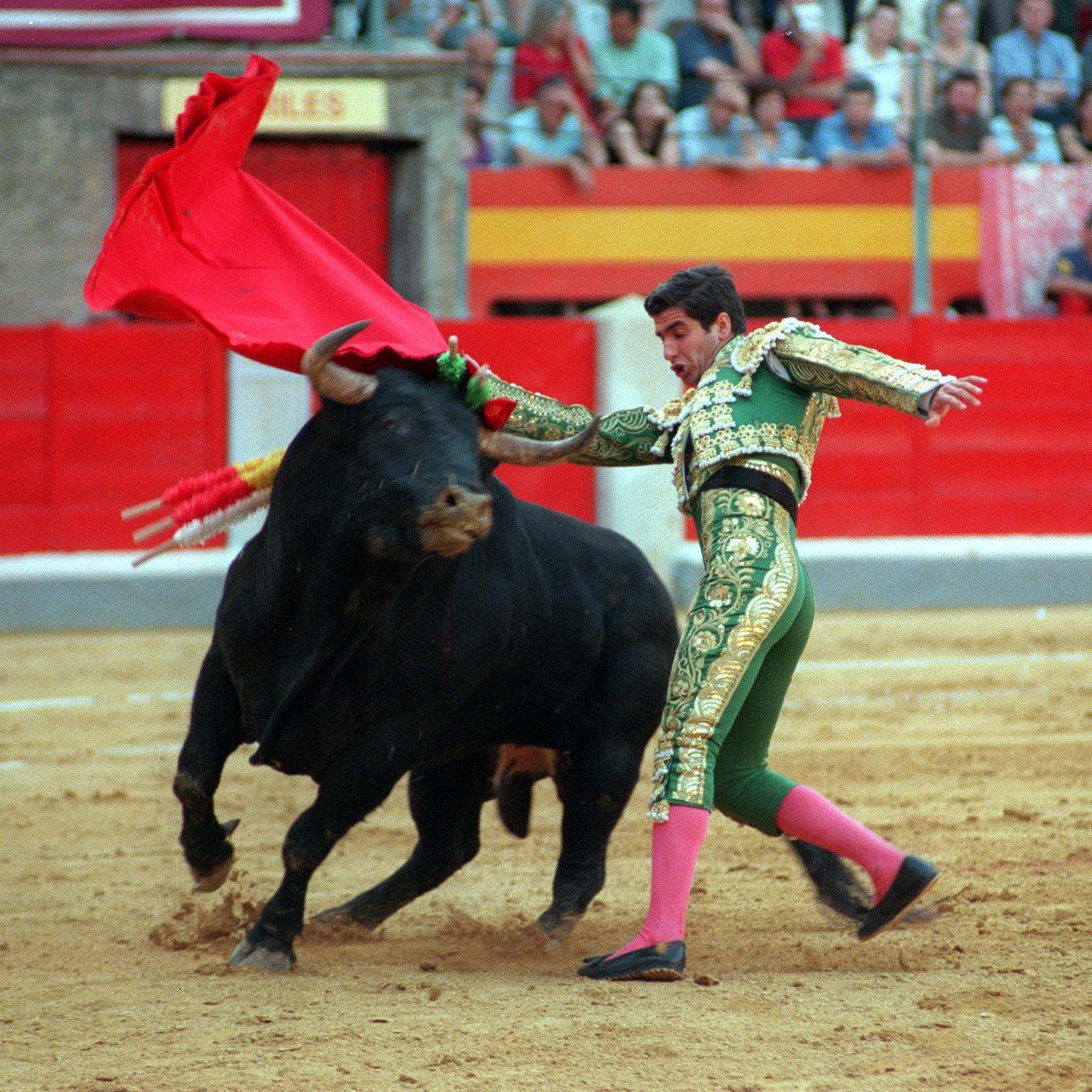 Morante de la Puebla da un muletazo a un toro..