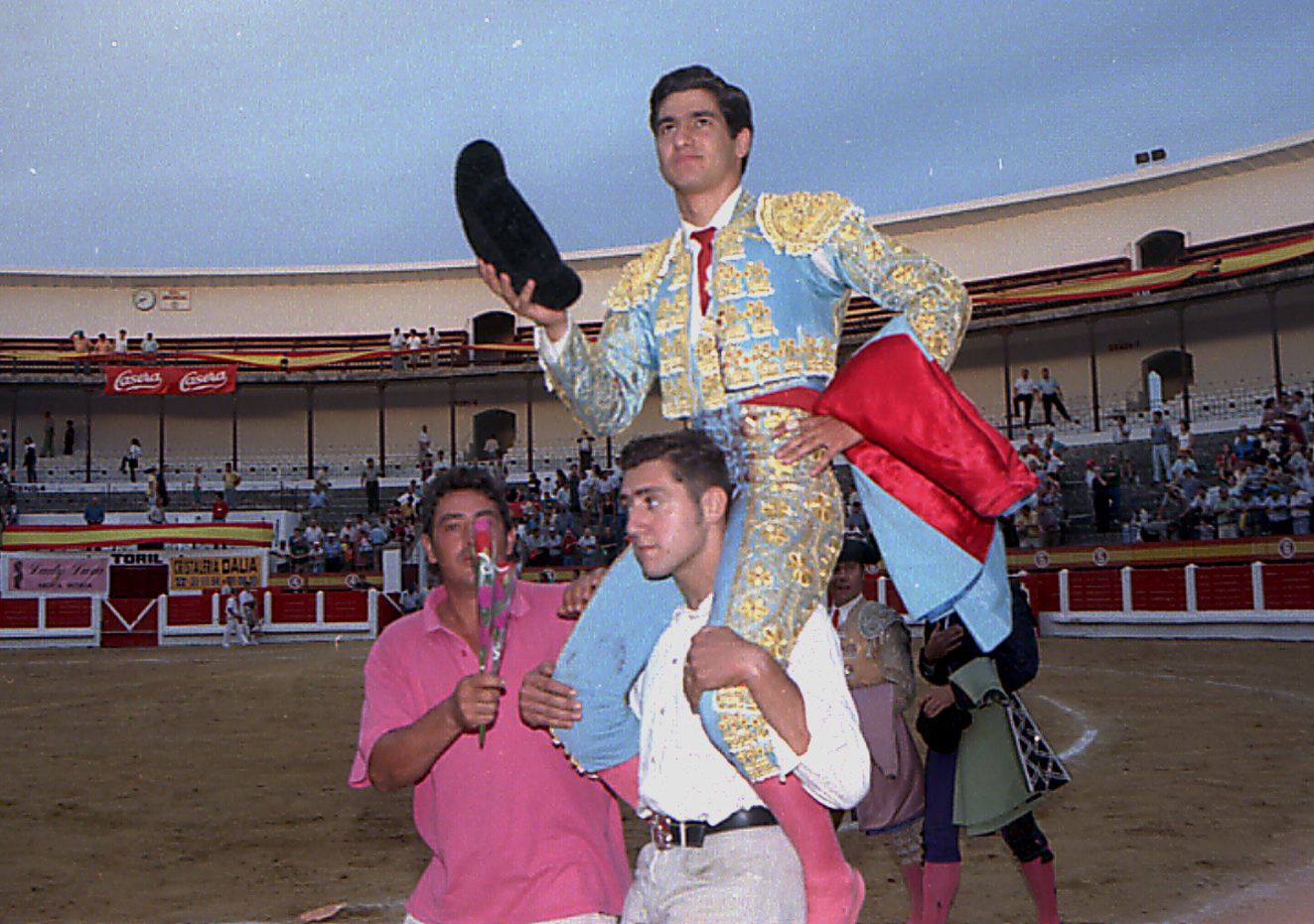 Morante de la Puebla sale a hombros.