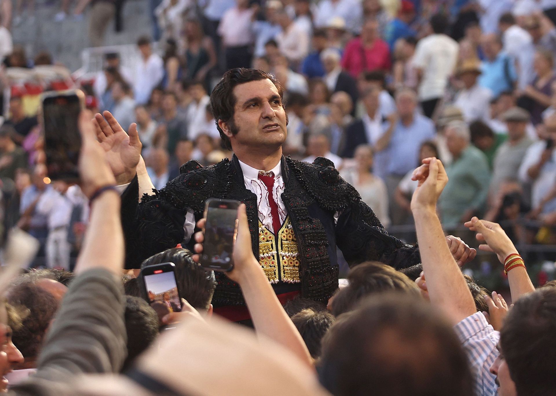 El matador Morante de la Puebla a hombros tras la corrida de toros la Beneficencia de las fiestas de San Isidro en Las Ventas (2025).