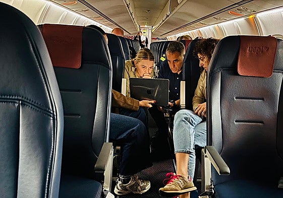 Prohens y los técnicos de Emergencias realizan la reunión de seguimiento de la dana en el interior del avión.