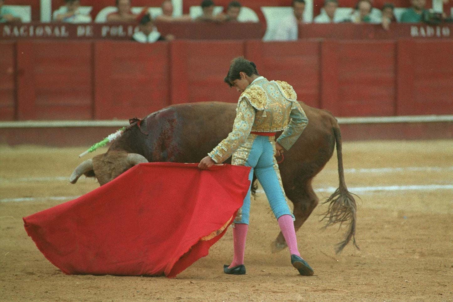 Morante de la Puebla enseña muleta al toro en 1995.