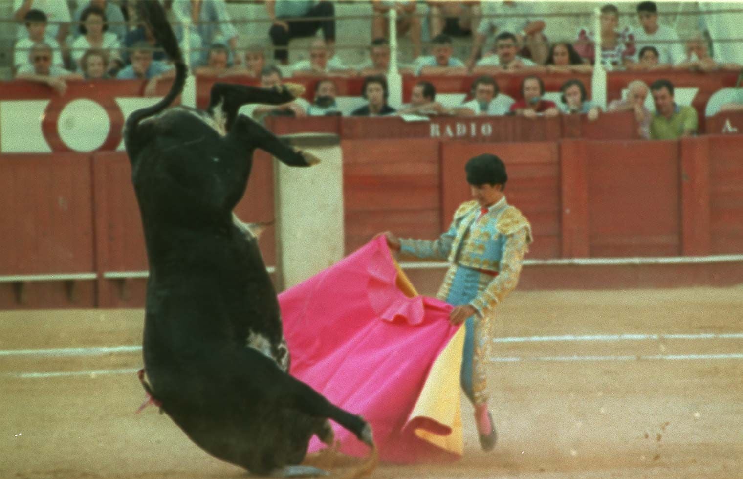 El diestro Morante de la Puebla ve la voltereta de un toro en 1995.
