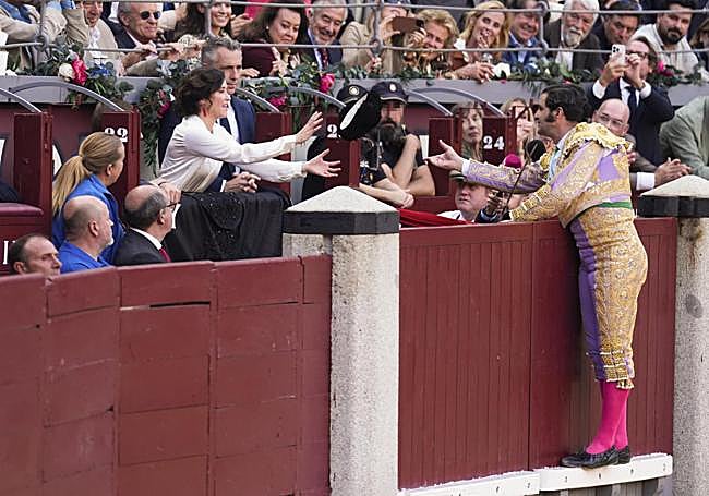 Morante brindó su penúltimo toro a Isabel Díaz Ayuso.
