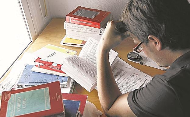 Con dedicación exclusiva al estudio, de no menos de ocho horas al día, los opositores tardan una media de cuatro años en aprobar