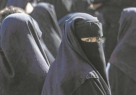 Una mujer en un campo gestionado por los kurdos, que acoge a presuntos familiares de yihadistas del Estado Islámico en Siria.