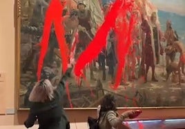Dos activistas de Futuro Vegetal manchan con pintura el cuadro de Colón en el Museo Naval.