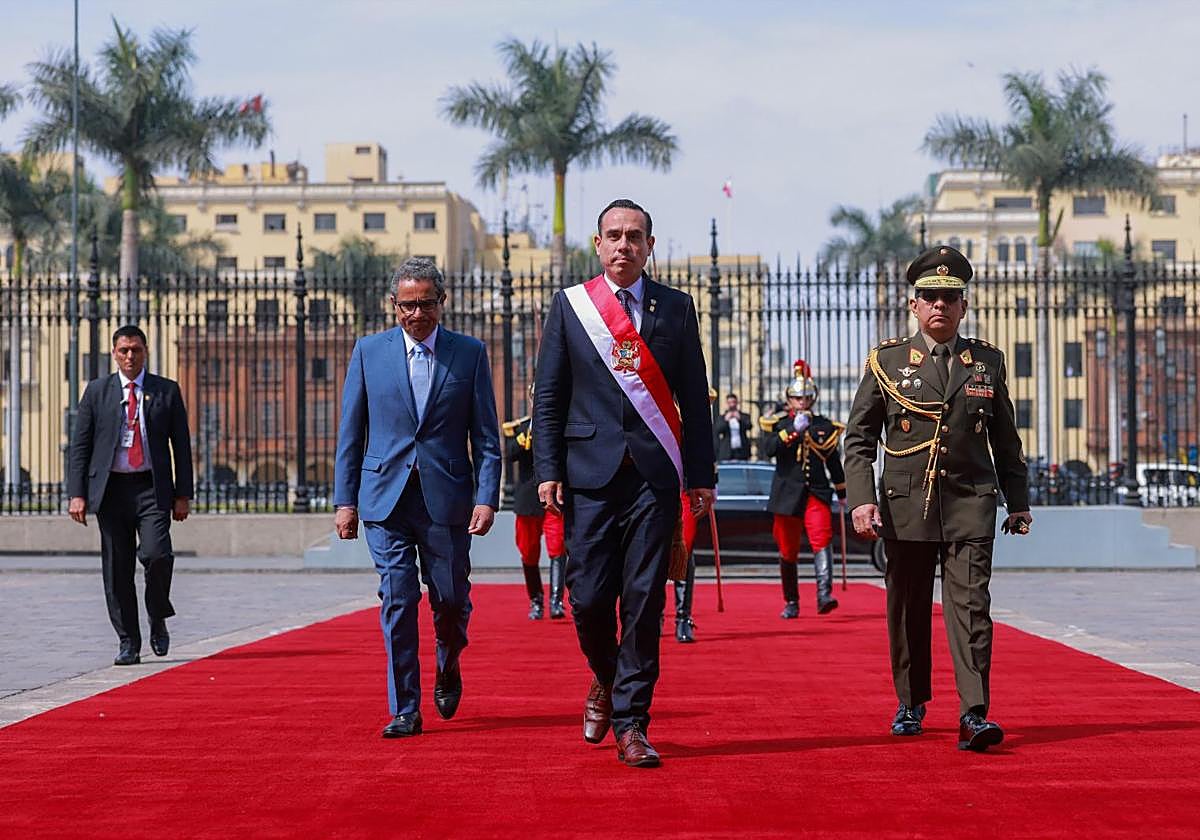 José Jerí llega al Palacio Presidencial poco después de su jura como presidente.