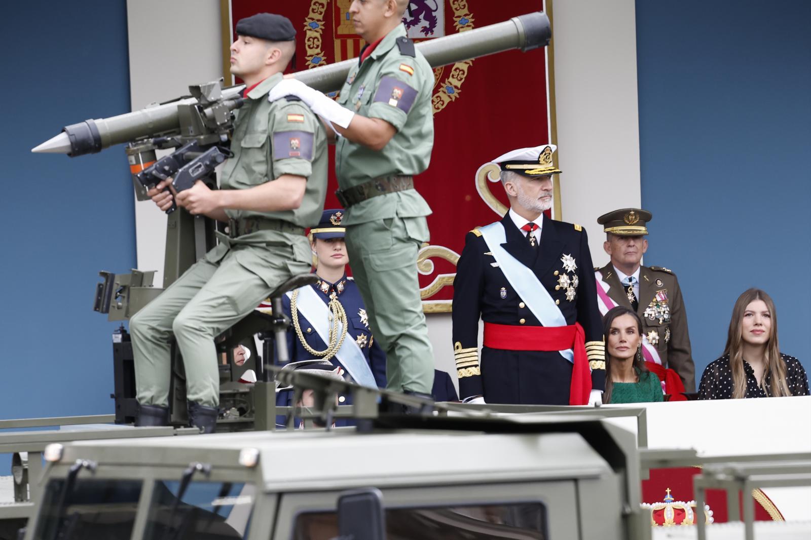 El Rey y la princesa de Asturias observan el paso del Desfile