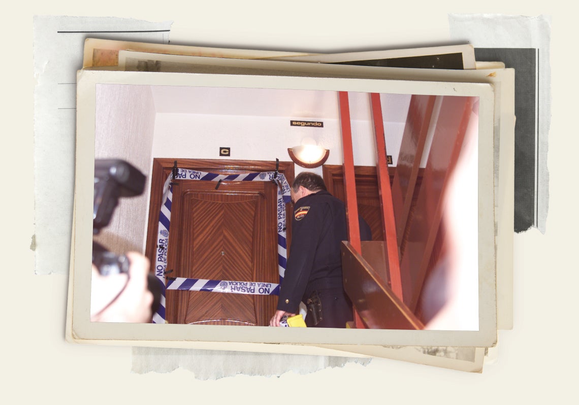 La policía acordona la entrada de la vivienda.