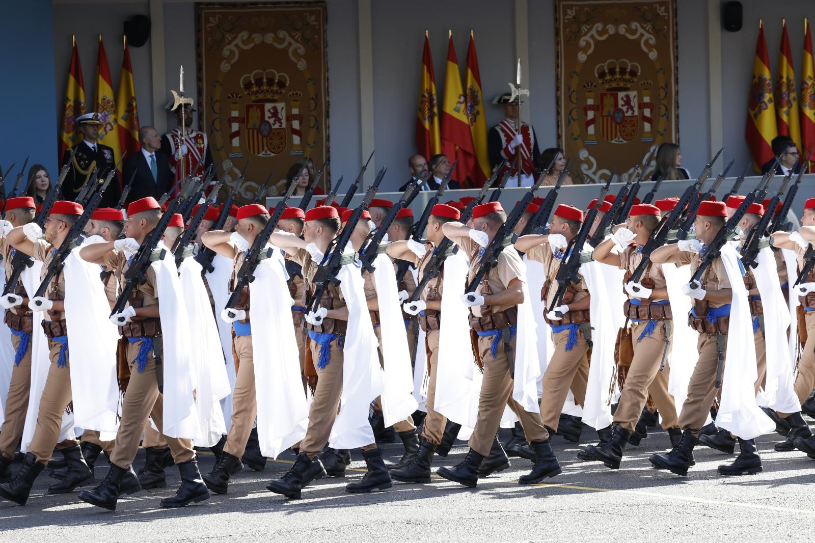 El Grupo de Regulares de Ceuta nº 54 a su paso por la tribuna real
