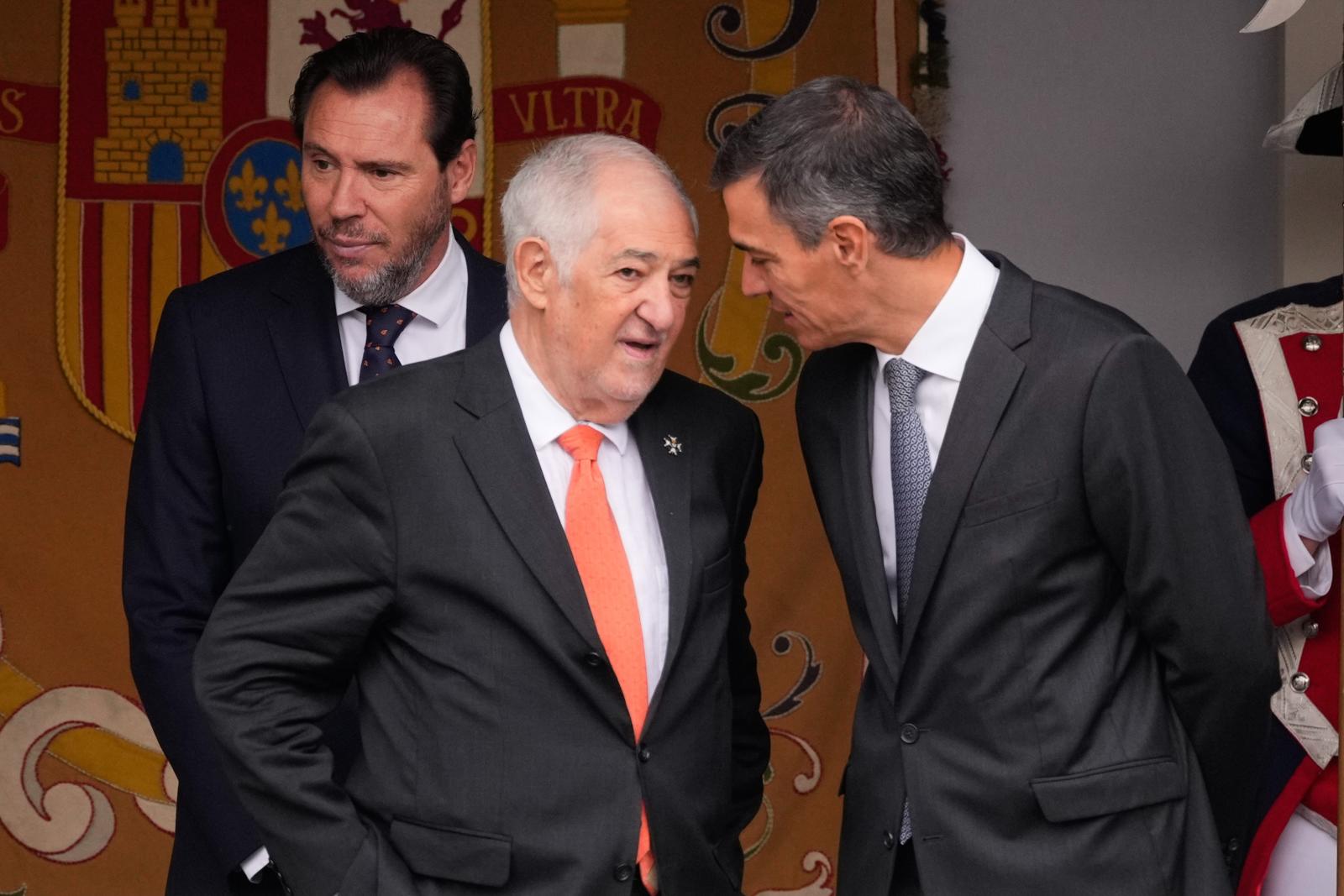 El presidente del Gobierno, Pedro Sánchez (d), habla con el presidente del Tribunal Constitucional, Cándido Conde-Pumpido
