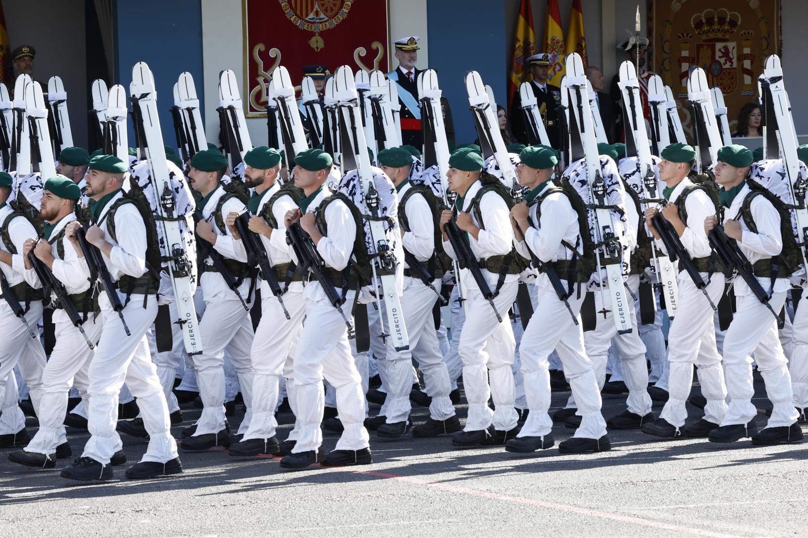 La Compañía de Esquiadores de las Tropas de Montaña durante el desfile