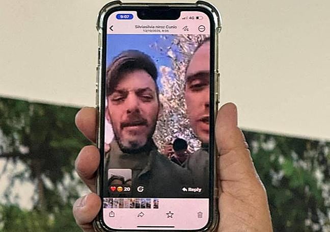 Ariel y David, en la videollamada con su madre antes de su liberación.