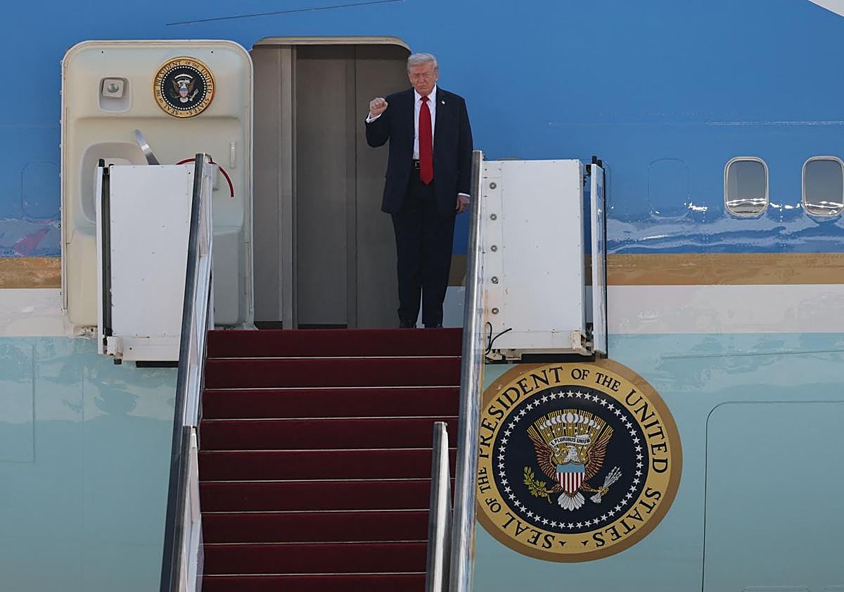 Imagen principal - Trump saluda a familiares de los rehenes tras su llegada al Parlamento hebreo: «Es un nuevo comienzo»