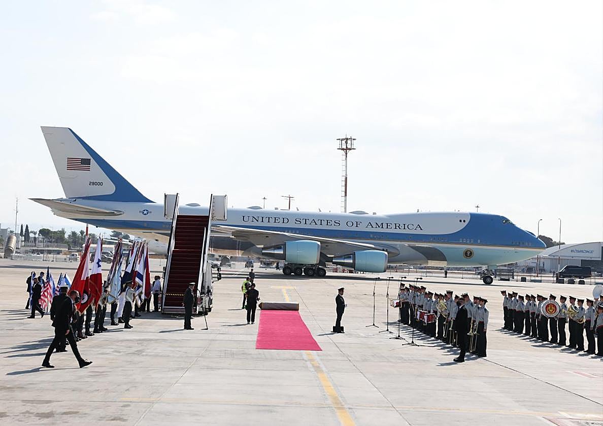 Imagen secundaria 1 - Trump saluda a familiares de los rehenes tras su llegada al Parlamento hebreo: «Es un nuevo comienzo»