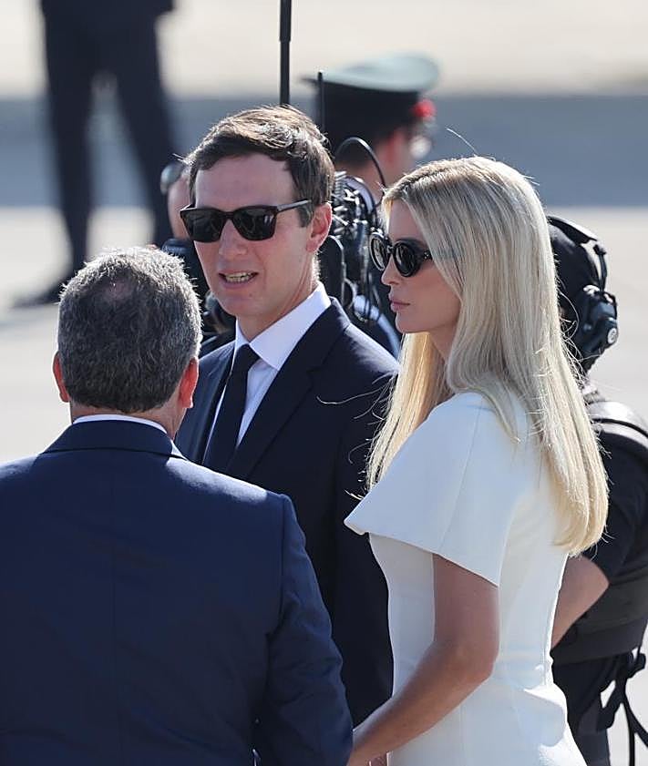 Imagen secundaria 2 - Trump saluda a familiares de los rehenes tras su llegada al Parlamento hebreo: «Es un nuevo comienzo»