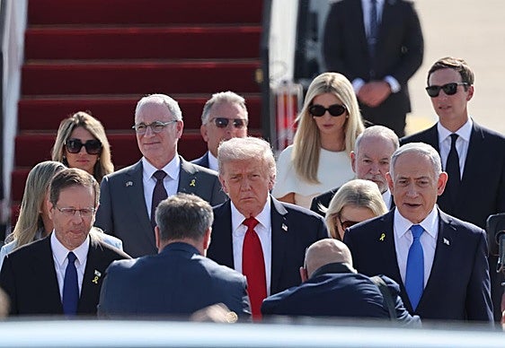 Trump saluda a familiares de los rehenes tras su llegada al Parlamento hebreo: «Es un nuevo comienzo»