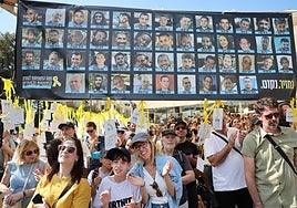 Familiares de los rehenes, mientras esperaban su liberación.