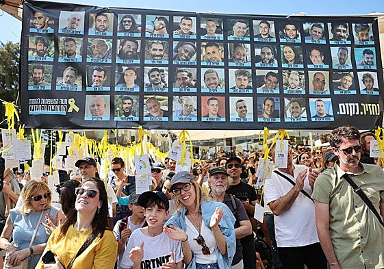 Familiares de los rehenes, mientras esperaban su liberación.